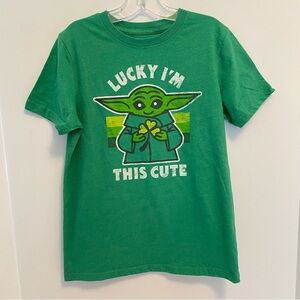 Star Wars Boys 'Lucky I'm So Cute' Mandalorian Baby Yoda T-Shirt Green Size M